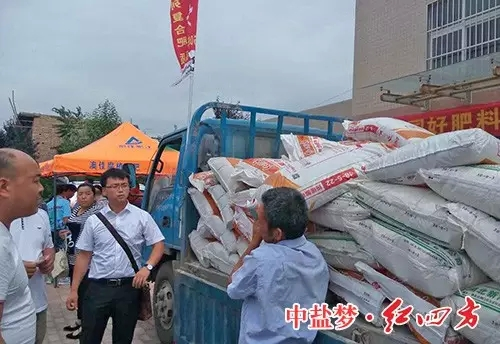 一袋袋好肥料交到農民手中，讓農民用上好肥料
