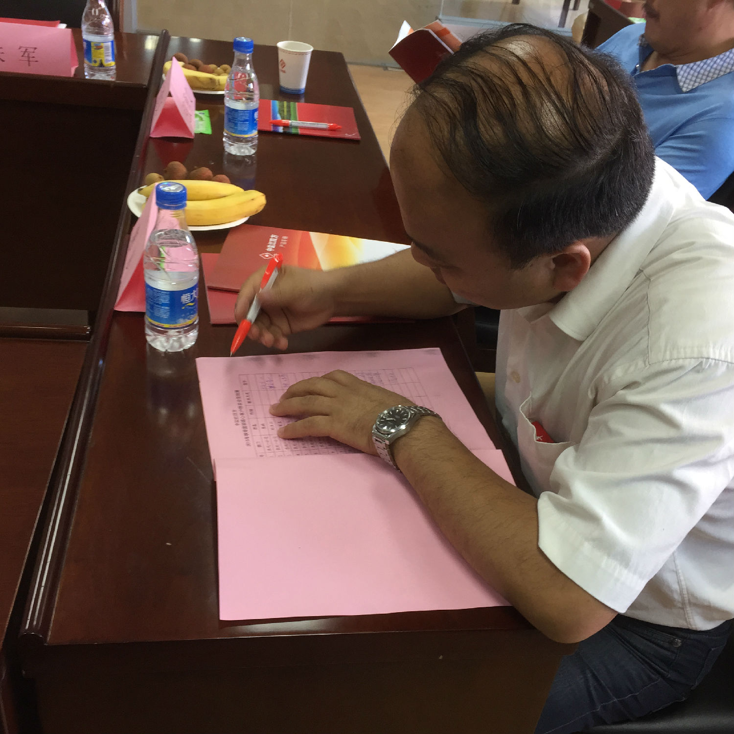 每一位復合肥經(jīng)銷商都在簽到本上寫下名字