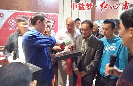 紅四方羅玉國經理向客戶發放禮品