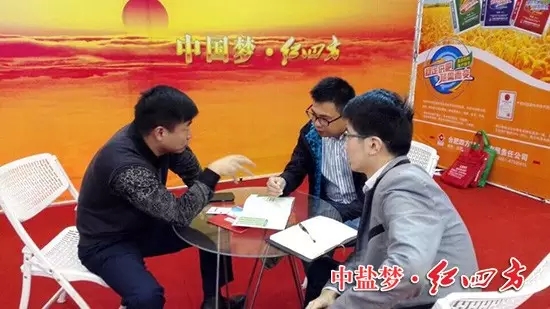 意向客戶認真聆聽業(yè)務(wù)經(jīng)理關(guān)于產(chǎn)品方案的解答。