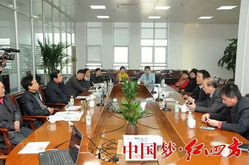 原安徽省人大副主任郭萬清率省市老領導一行到紅四方視察工作，中鹽紅四方總經理方立貴、常務副總經理羅斌、工會主席張菊等熱情接待。
