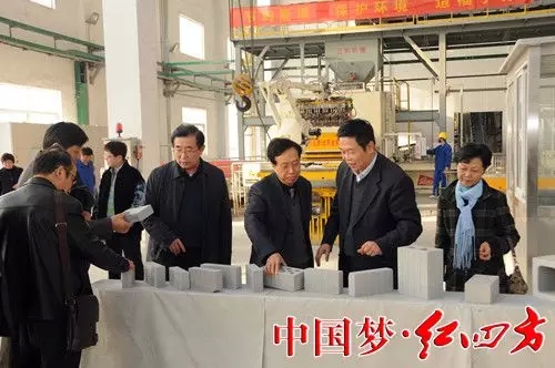 省市老領導參觀了新型建材公司和紅四方鋰電公司，對企業的發展給予高度贊揚