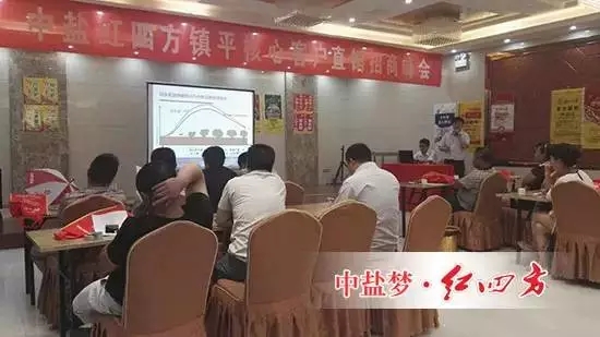 許平南中心舒俊杰，詳細地為客戶講解中鹽紅四方近60年的發展歷程