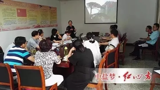 9月8日，中鹽紅四方新區(qū)生產(chǎn)基地迎來了一批特殊的客人——南京市江寧、六合、浦口、溧水、高淳5個區(qū)的耕地質(zhì)量保護(hù)站負(fù)責(zé)人及技術(shù)骨干，他們興高采烈地與紅四方農(nóng)化銷售總監(jiān)李守芳探討測土配方施肥推廣工作，觀摩了紅四方配方肥研發(fā)和生產(chǎn)現(xiàn)場。